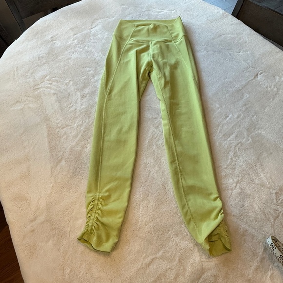 Wilo The Label Lime Green Ruched Bottom Capri Leggings 45348 - Picture 2 of 10